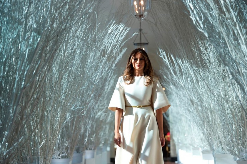 2017 White House Christmas Decorations is Unveiled by Melania Trump - Christmas 2017 - White House Christmas Tours 2017 ➤ Discover the season's newest design news and inspiration ideas. Visit Daily Design News and subscribe our newsletter! #dailydesignnews #designnews #WhiteHouse #ChristmasDecorations #MelaniaTrump #Christmas2017