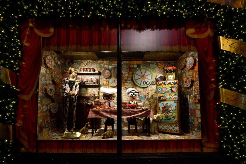 Dolce & Gabbana Takes Over Harrods Christmas Windows for 2017 - Christmas Windows 2017 - Christmas Window Displays ➤ Discover the season's newest design news and inspiration ideas. Visit Design Museum and subscribe our newsletter! #designmuseum #designevents #designnews #DolceGabbana #ChristmasWindows #ChristmasDecorations