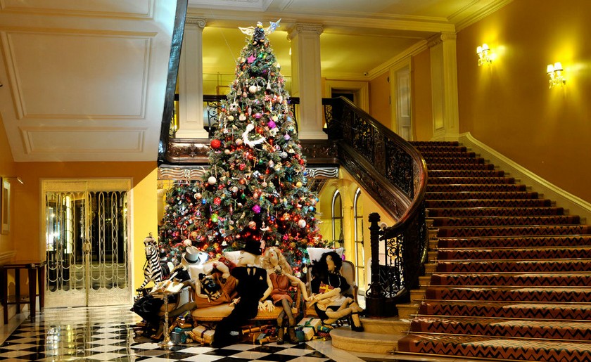 Take a Look at the Claridge’s Christmas Trees Through The Years - Christmas 2017 - World's Famous Christmas Trees ➤ Discover the season's newest design news and inspiration ideas. Visit Daily Design News and subscribe our newsletter! #dailydesignnews #designnews #Claridge #ChristmasTrees #Christmas2017