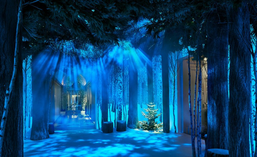 Take a Look at the Claridge’s Christmas Trees Through The Years - Christmas 2017 - World's Famous Christmas Trees ➤ Discover the season's newest design news and inspiration ideas. Visit Daily Design News and subscribe our newsletter! #dailydesignnews #designnews #Claridge #ChristmasTrees #Christmas2017